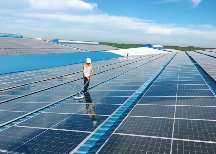 Vệ Sinh Tấm Pin Mặt Trời Tại Hà Tĩnh (5) Vệ Sinh Tấm Pin Mặt Trời Tại Hà Tĩnh (5)